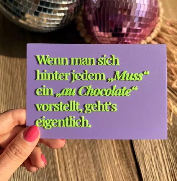 3D-Datei Postkarte „Wenn man sich hinter jeden "Muss" ein "au Chocolate" vorstelle, gehts eigentlich"